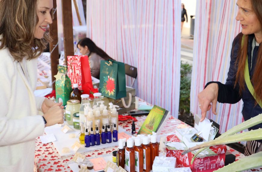 Un original Mercadillo Navideño fomenta las compras en pleno centro de El Ejido