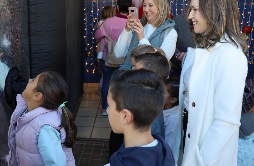 Un Papá Noel gigante invita a comprar y consumir en los comercios de El Ejido