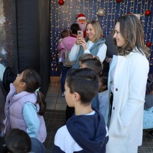 Un Papá Noel gigante invita a comprar y consumir en los comercios de El Ejido