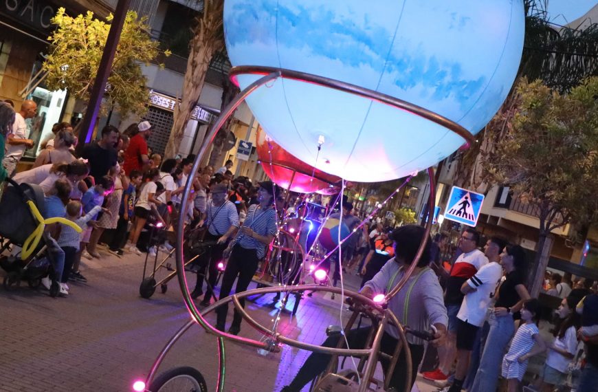 La ‘X Noche en Blanco de El Ejido’ atrae a miles de personas en una cita lúdica y cultural que contribuye a la dinamización de la oferta comercial y gastronómica con 150 acciones