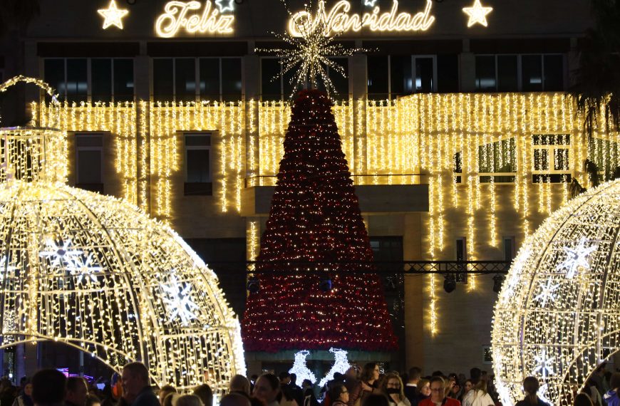 El Ejido enciende la magia de la Navidad con la iluminación extraordinaria y la apertura de Little Park animando a ‘cosechar ilusión’ en estas fiestas