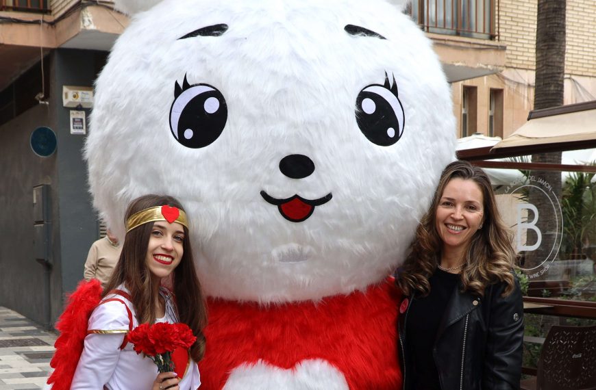 Rascas’ con premios de hasta 100€ y dinamización en las calles animan a comprar en los comercios locales de El Ejido por San Valentín