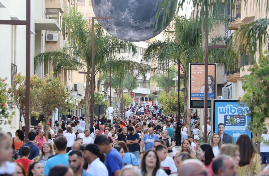El Ejido se ha transformado en un escaparate mágico que ha atraído a miles de personas con más de 170 actividades y una luna llena gigante como símbolo de una ‘Noche en Blanco inolvidable’
