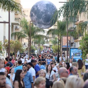 El Ejido se ha transformado en un escaparate mágico que ha atraído a miles de personas con más de 170 actividades y una luna llena gigante como símbolo de una ‘Noche en Blanco inolvidable’