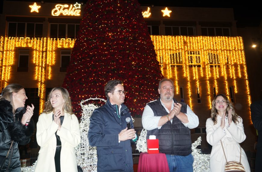 El Ejido se sumerge en la magia de la Navidad con el encendido de la iluminación extraordinaria de Navidad y la apertura de Little Park que hace brillar la ilusión en El Ejido