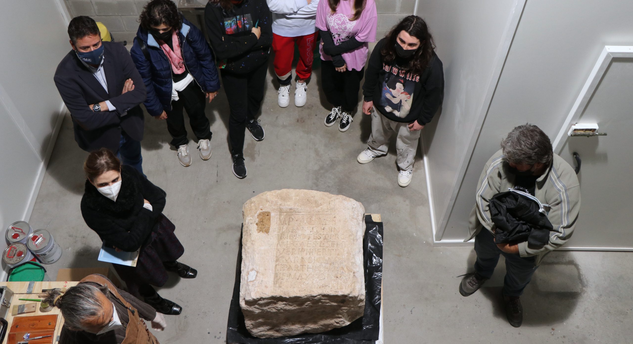 Arranca la ronda de visitas entre escolares del municipio para conocer el proceso de restauración del pedestal de Caracalla