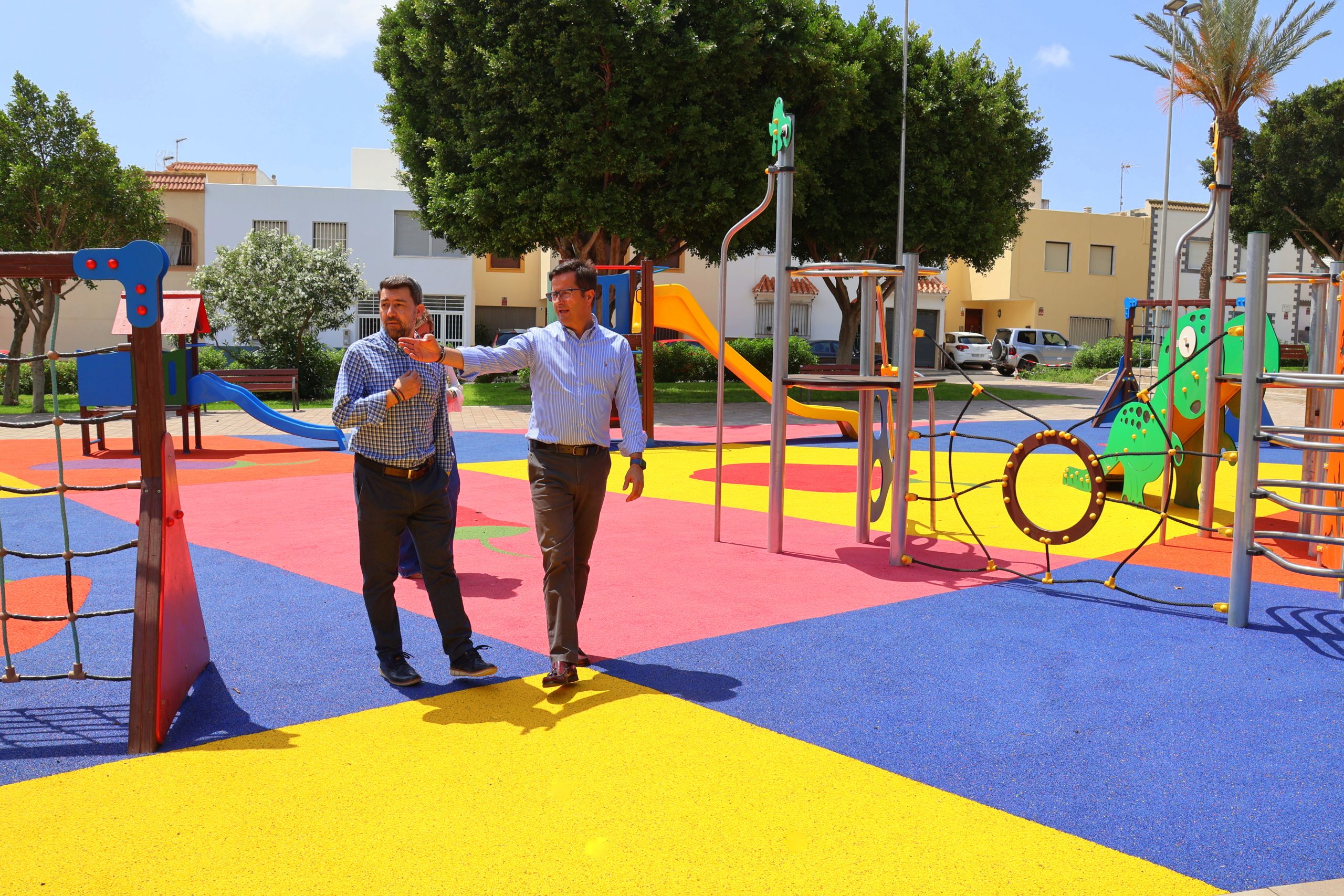 Los vecinos disfrutan de nuevas áreas infantiles en las plazas Cerrón de La Loma y Diego Siloé tras la importante remodelación de estos espacios
