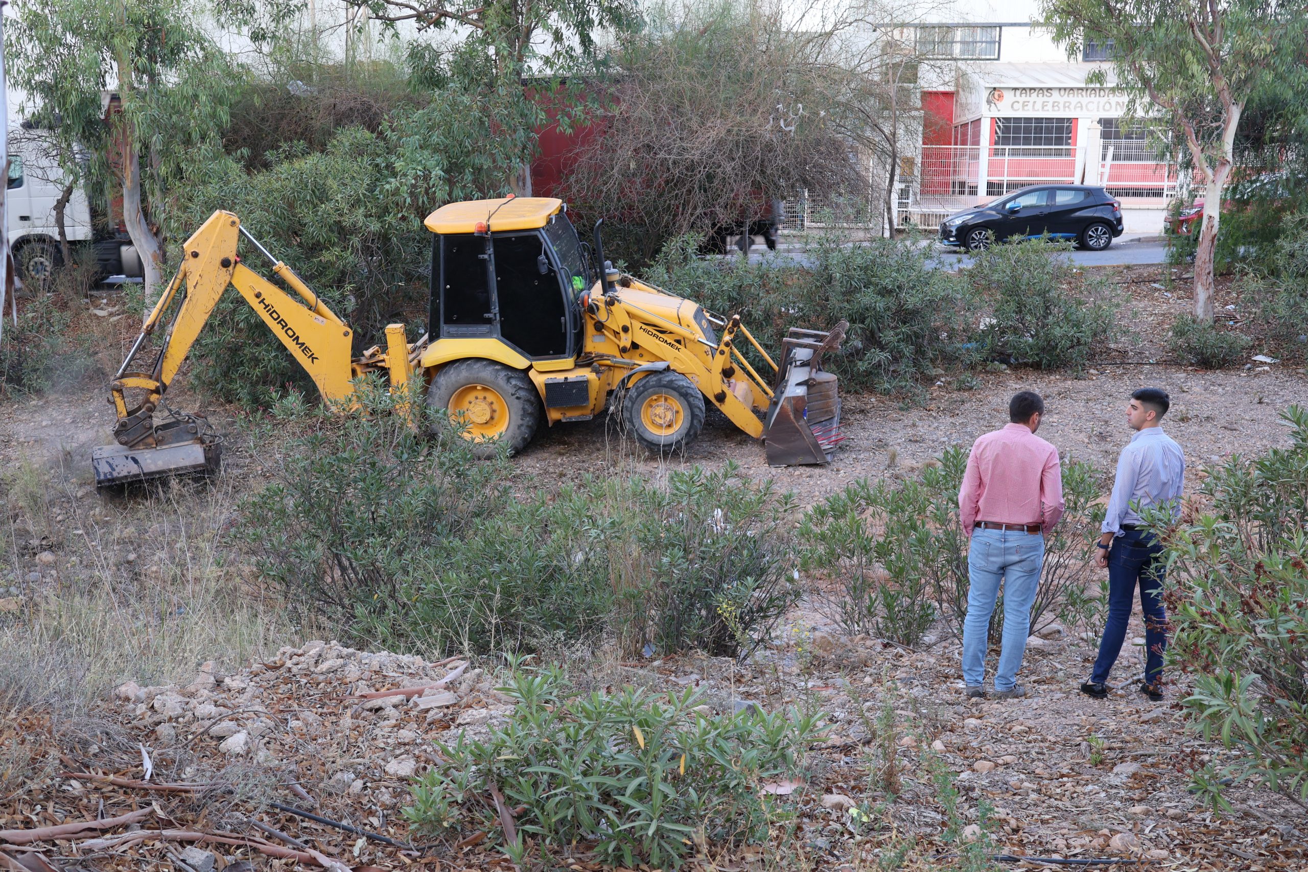 El Ayuntamiento realiza la limpieza de la rambla del Polígono de La Redonda para mejorar la capacidad hidráulica del cauce