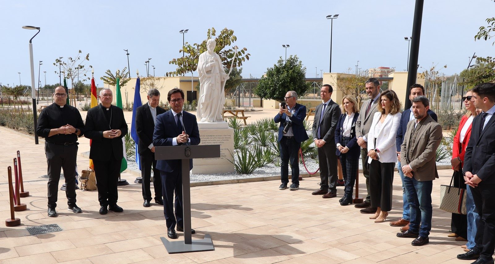 El Parque de San José luce ya una estatua dedicada al santo, Patrón y Custodio de la provincia de Almería