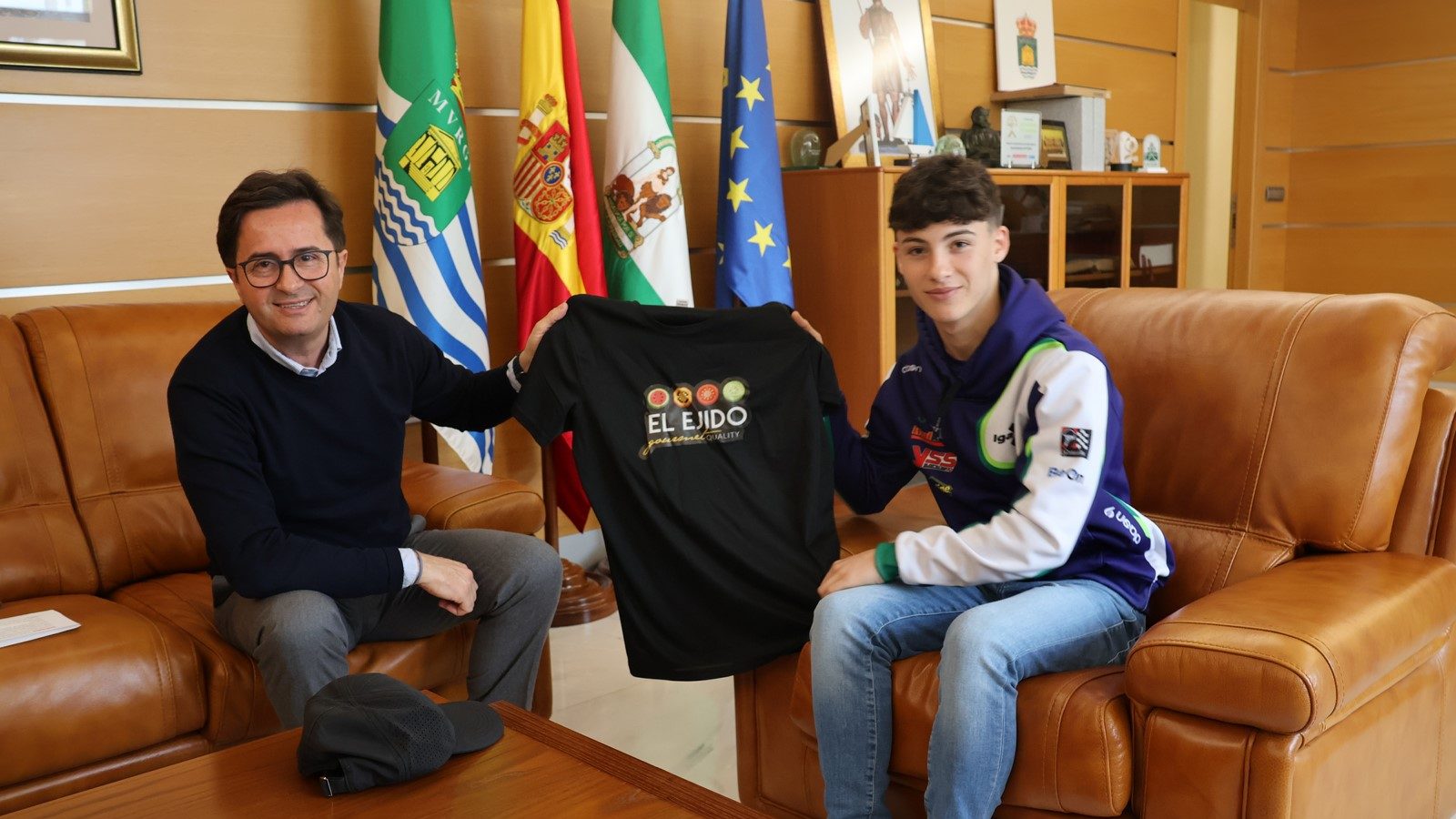 El alcalde felicita a David Jiménez, el joven ejidense de 16 años que está compitiendo por toda España en motociclismo