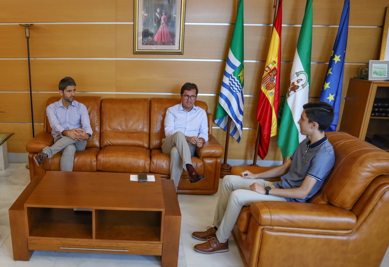 El alcalde felicita a Álvaro Martín tras obtener una de las cuatro becas de estudios de la Fundación Eduarda Justo de Cosentino