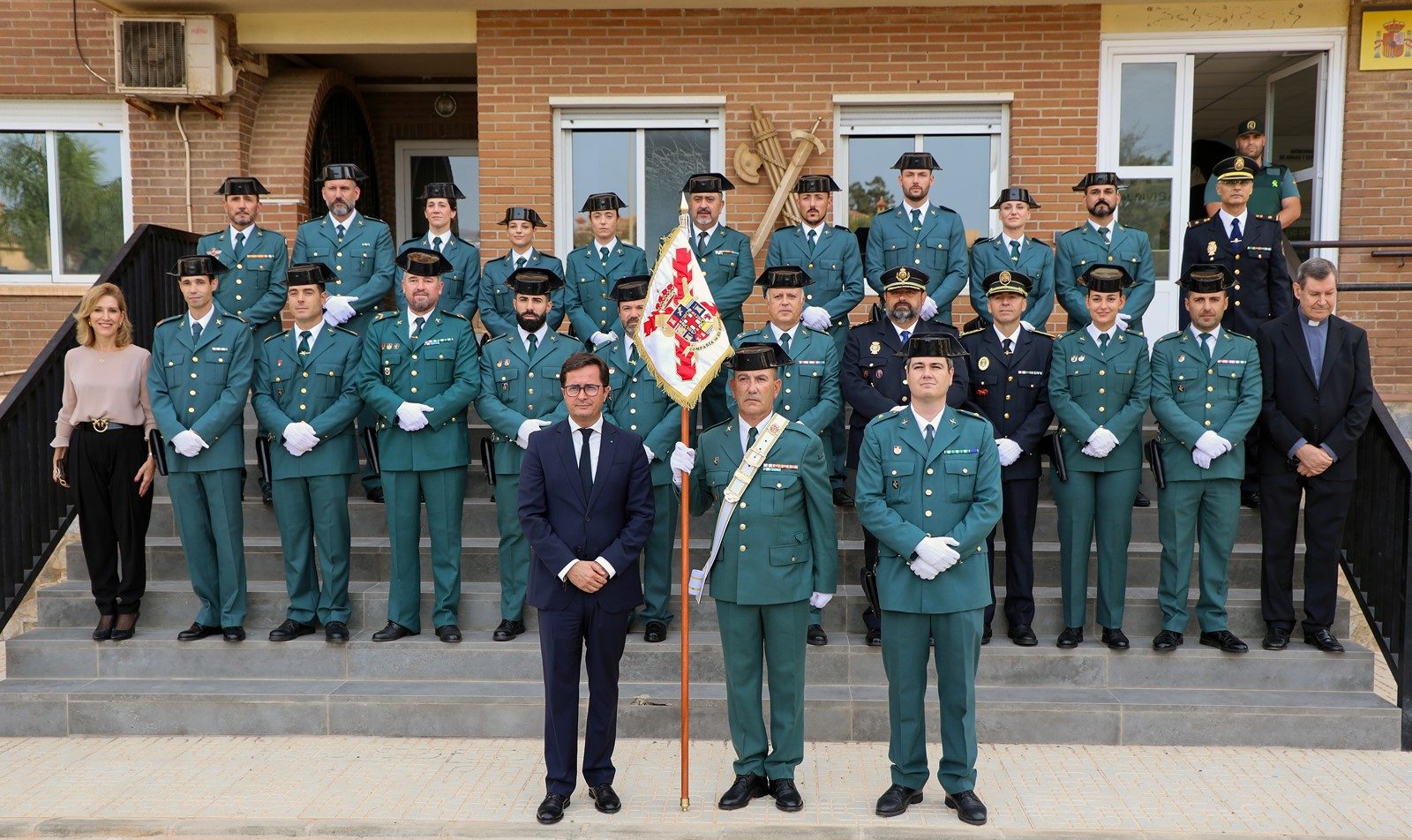 El Ayuntamiento regala a la Compañía de la Guardia Civil de El Ejido un banderín como muestra de respeto y agradecimiento