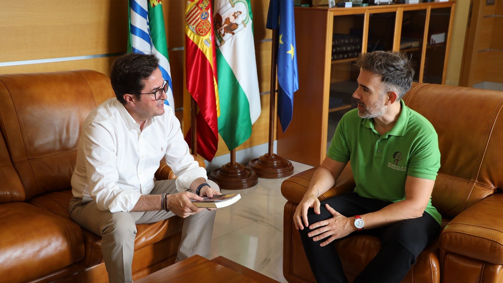 El autor Raúl Javier Fernández presenta al alcalde su nueva novela ‘La Primera Navidad’ de Las Crónicas de Sant Claus