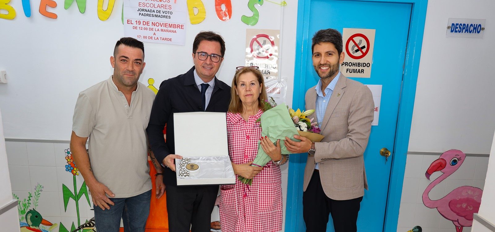 El alcalde Francisco Góngora felicita a la directora de la Escuela Infantil Municipal de San Agustín que se jubila tras 30 años vinculada al centro