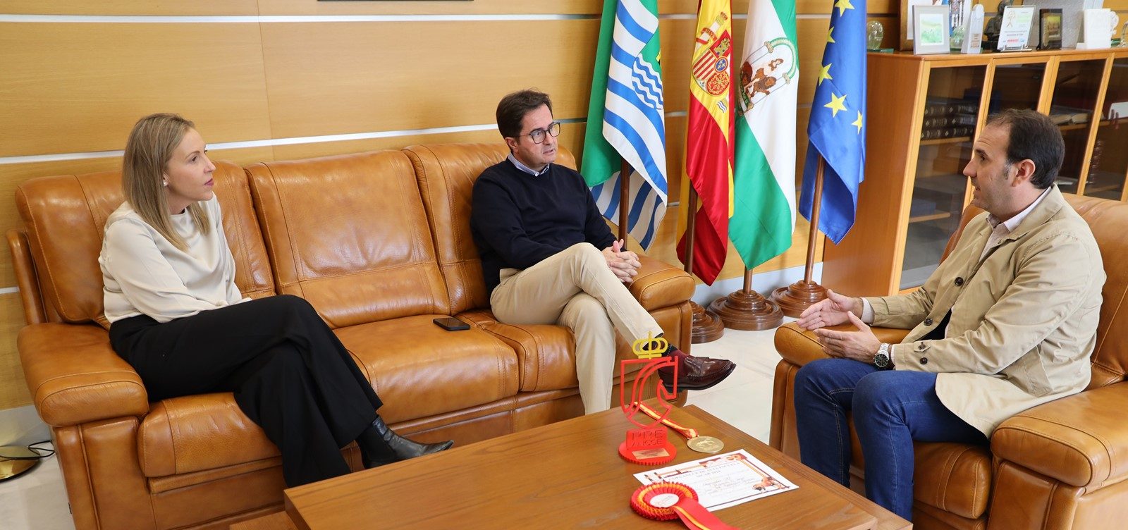 El alcalde recibe al jinete Juan José Rodríguez tras proclamarse campeón de SICAB 2024 en Nivel Intermedio de Alta Escuela