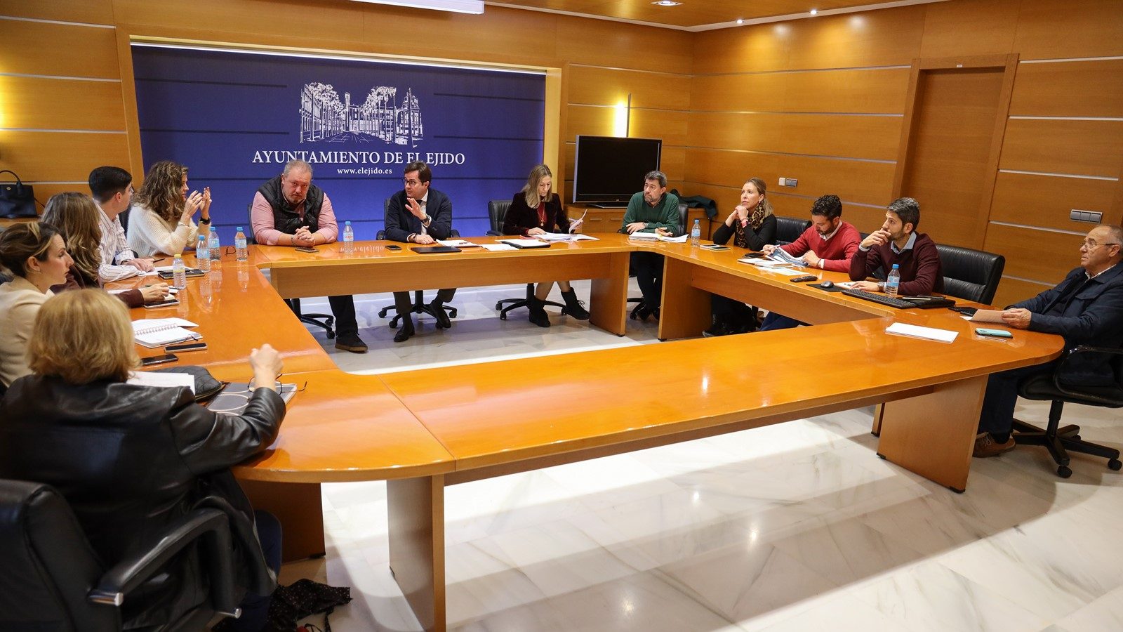 La Junta de Gobierno aprueba iniciar la licitación del contrato para el suministro del equipamiento de playas para hacer la costa ejidense más accesible y segura