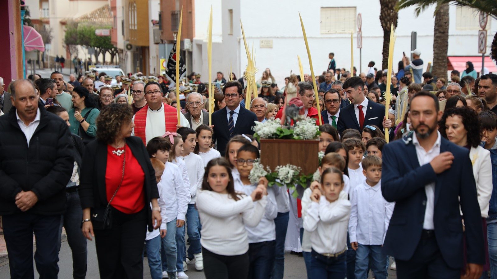 La procesión de la Borriquita recorre las calles de El Ejido portada por niñas y niños