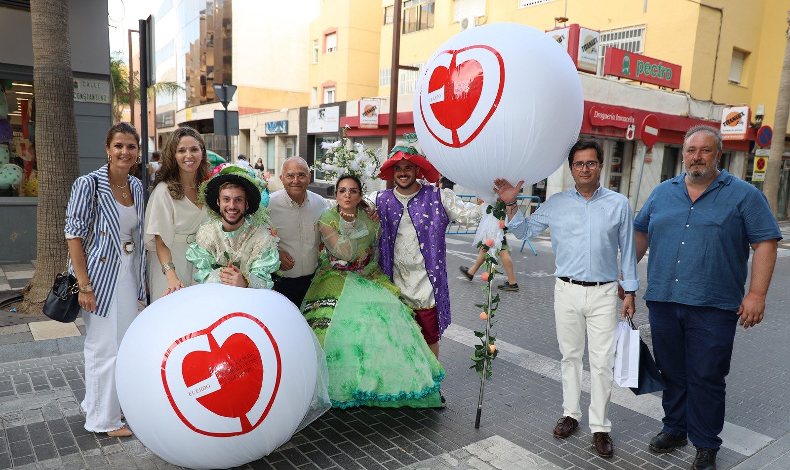 El Ejido se ha transformado en un escaparate mágico que ha atraído a miles de personas con más de 170 actividades y una luna llena gigante como símbolo de una ‘Noche en Blanco inolvidable’