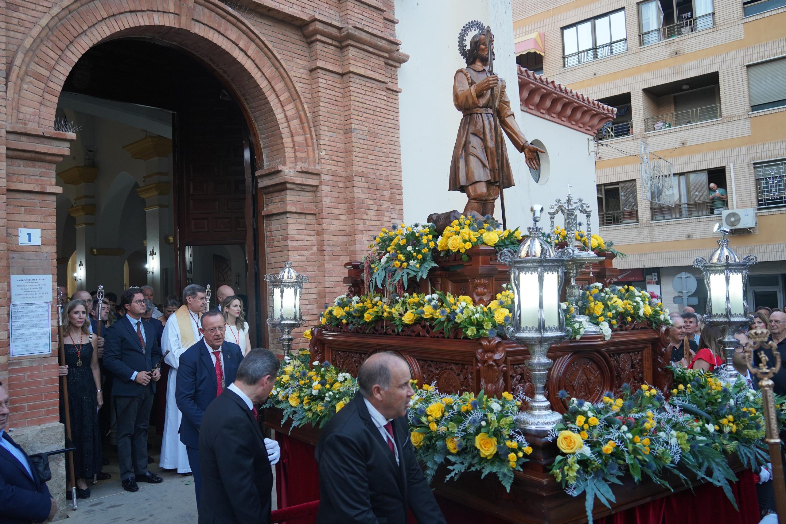 Los ejidenses acompañan a San Isidro Labrador en su procesión por las calles del municipio