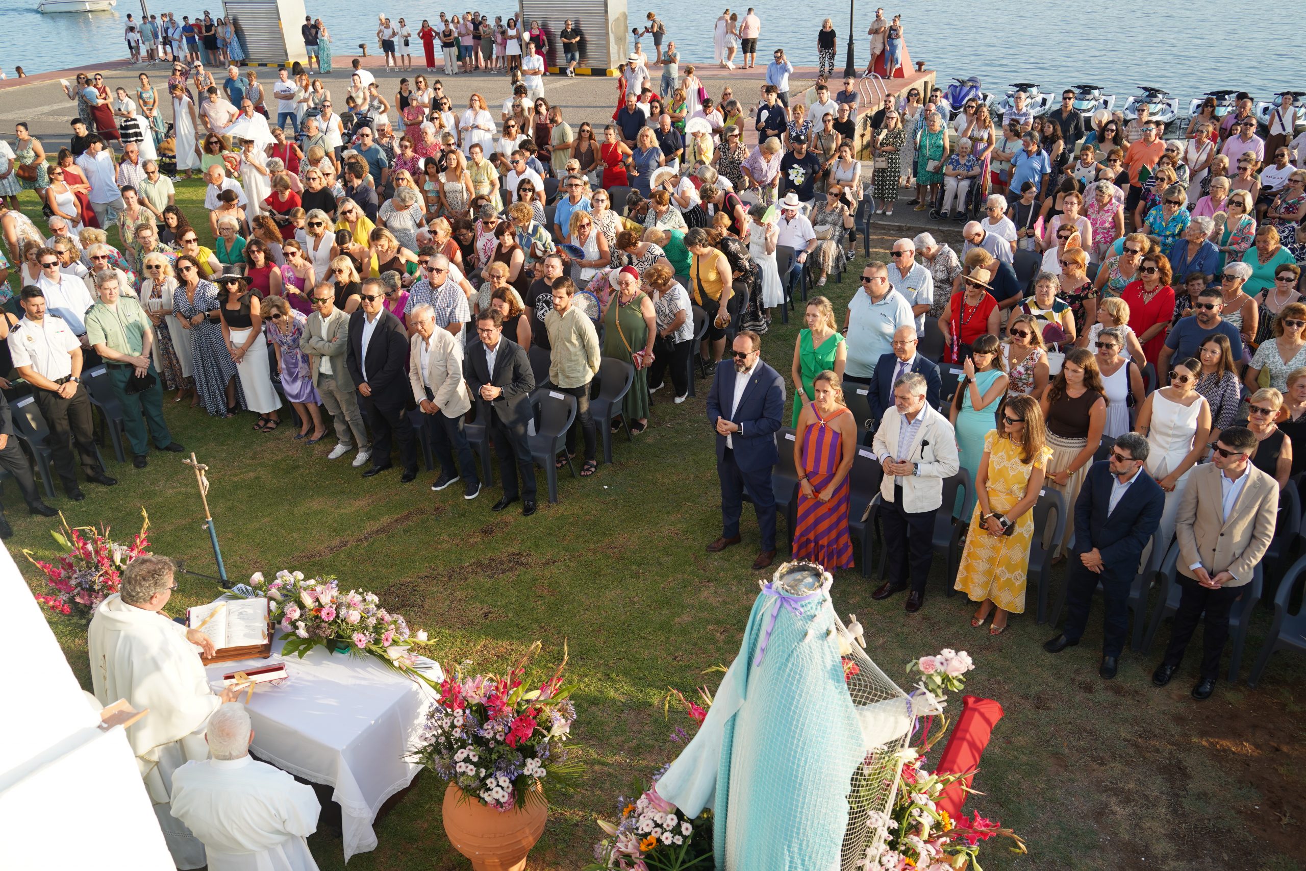 Almerimar rinde honores a su patrona la Virgen del Carmen con una misa al aire libre y procesión por marítimo-terrestre