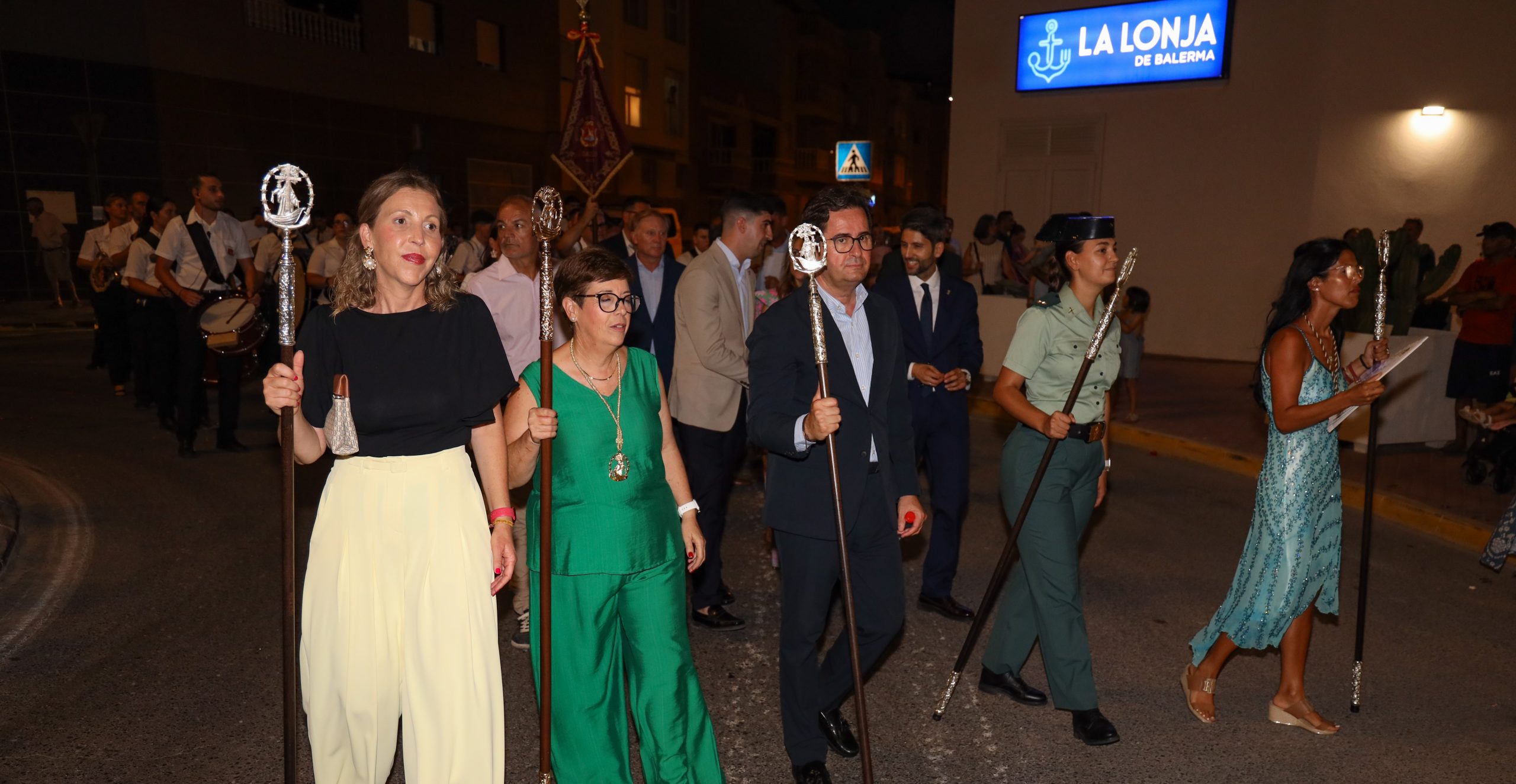 La Virgen del Carmen se echa a la mar en Balerma arropada por los fieles en su Día Grande