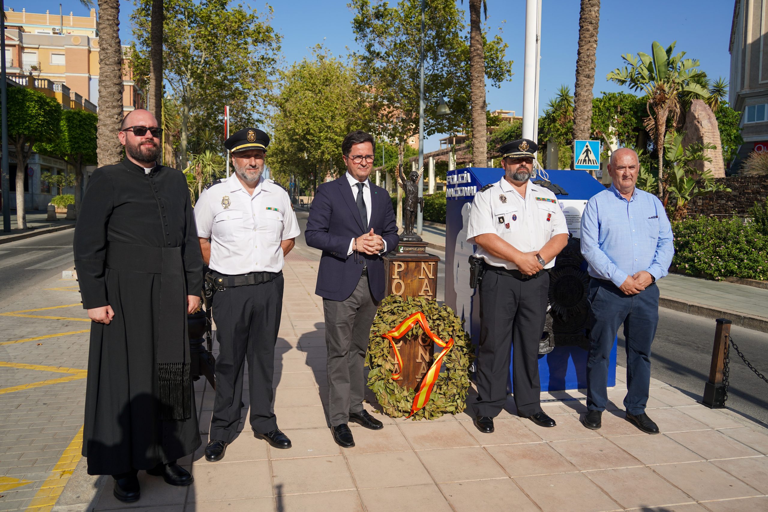 Monolito en honor a la Policía Nacional en reconocimiento a los 200 años de servicio y compromiso con la seguridad y el bienestar de todos