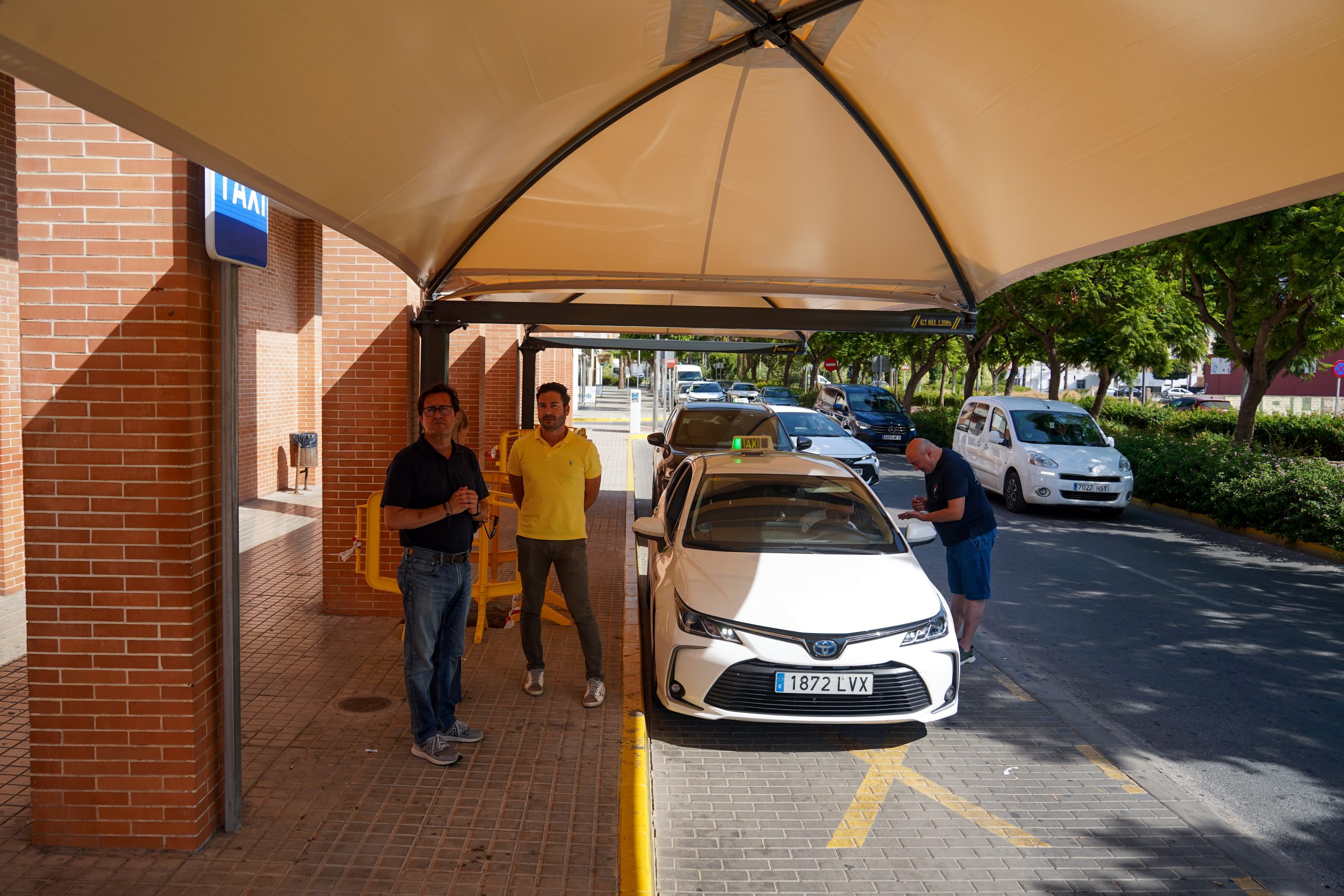 Instalada la nueva zona de sombreado en la Parada de Taxis de la Estación de Autobuses