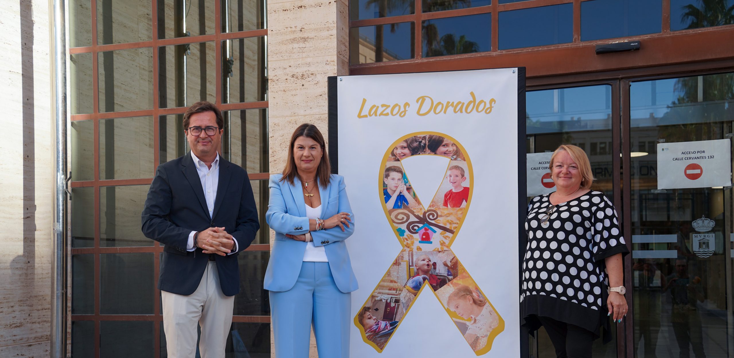 El Ejido se suma a la lucha de ARGAR contra el cáncer infantil con la colocación de un lazo dorado en el Ayuntamiento