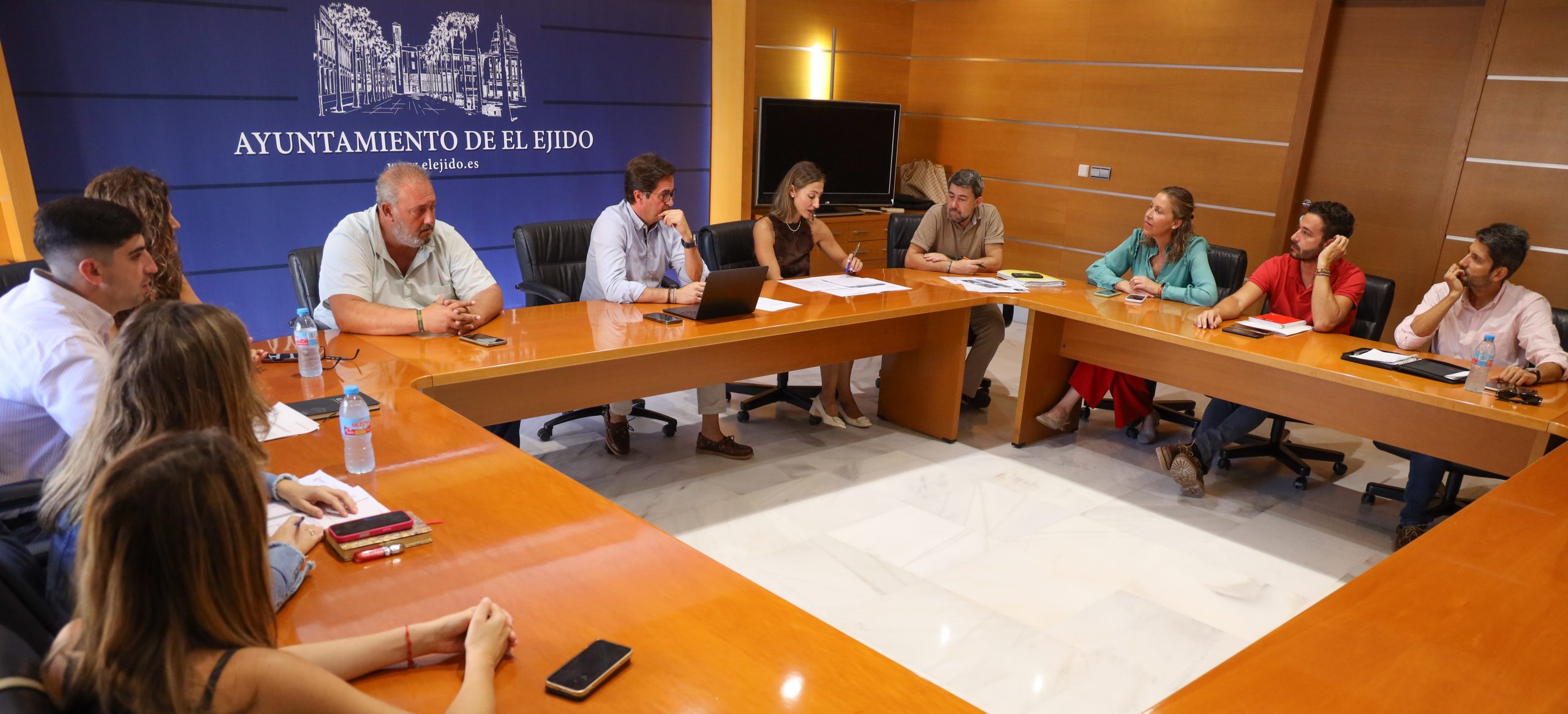 La Junta de Gobierno aprueba la adjudicación para llevar a cabo los trabajos de limpieza en parcelas municipales, espacios públicos y en ejecuciones en suelo rústico
