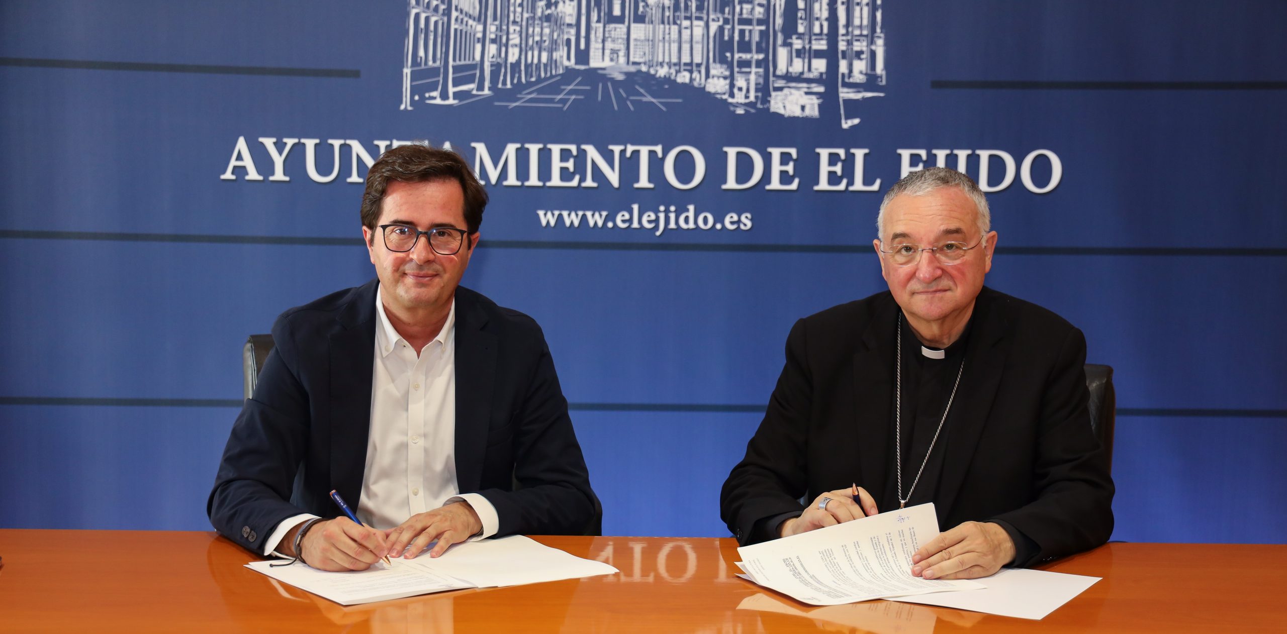 Ayuntamiento y Obispado firman la renovación del convenio de colaboración para garantizar el mantenimiento de las iglesias parroquiales del municipio