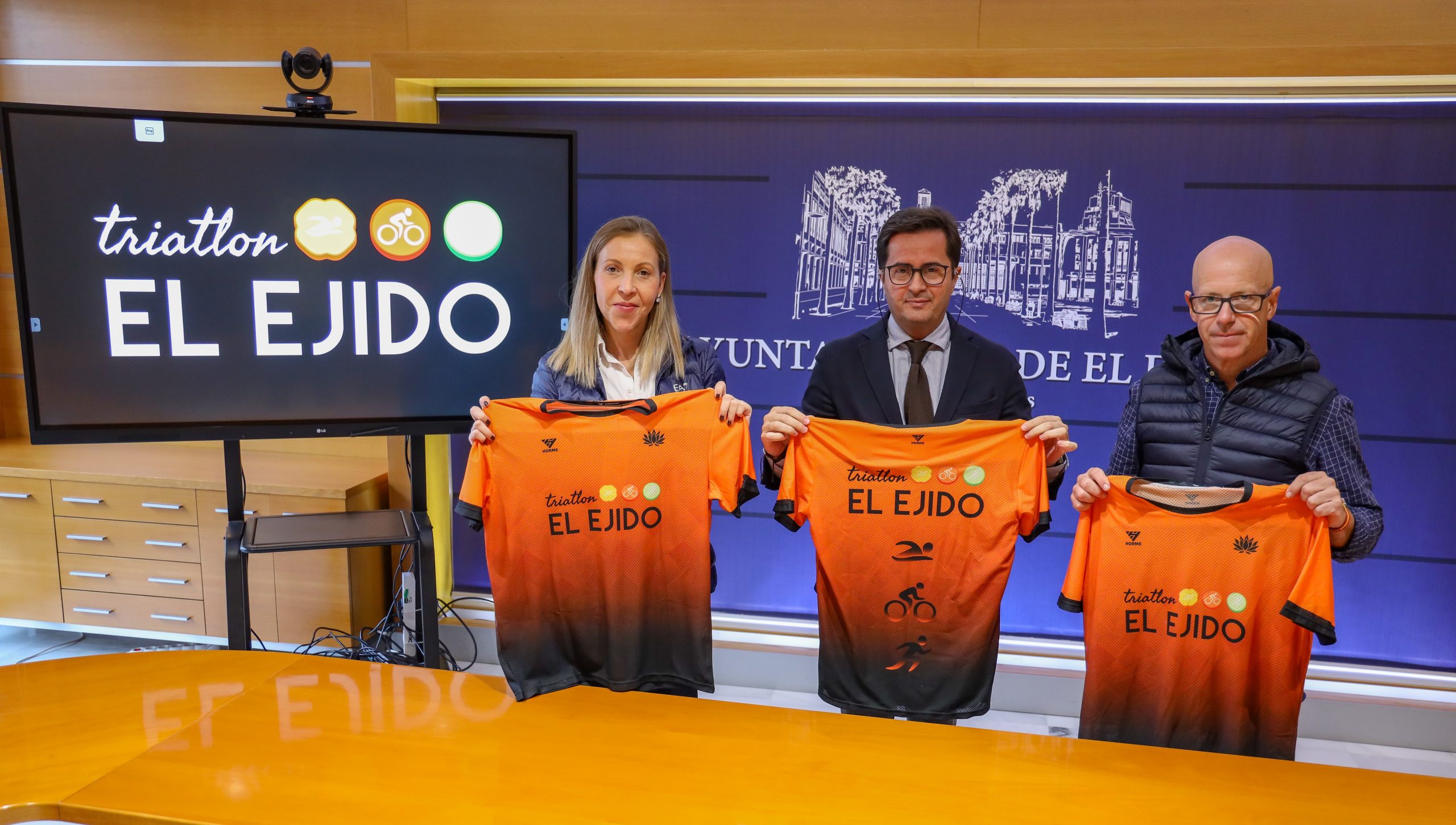 El Club Triatlón El Ejido estrena equipación con un guiño al sello ‘El Ejido Gourmet Quality’
