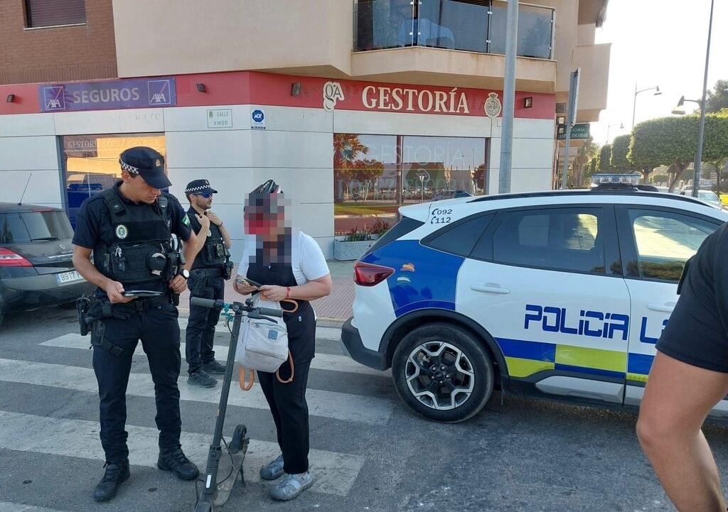 La Policía Local de El Ejido desarrolla una nueva campaña de control en el uso de patinetes eléctricos