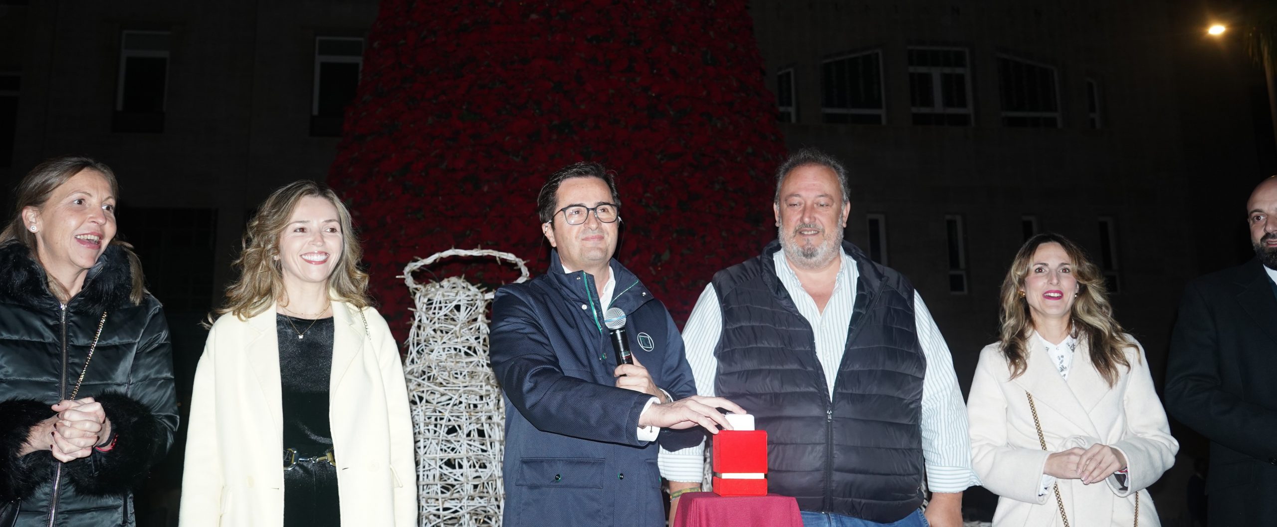 El Ejido se sumerge en la magia de la Navidad con el encendido de la iluminación extraordinaria de Navidad y la apertura de Little Park que hace brillar la ilusión en El Ejido