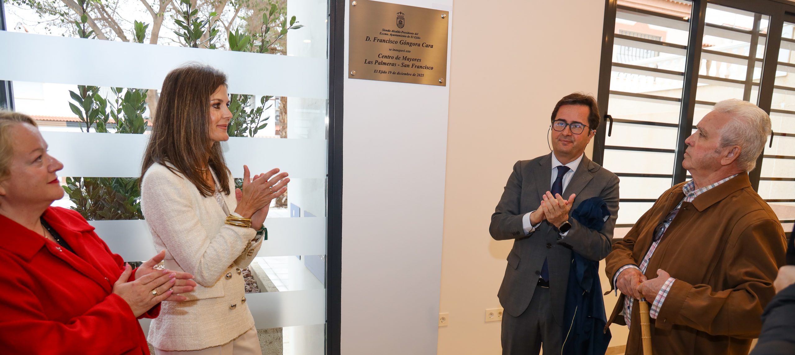 Abre el Centro de Mayores Las Palmeras-San Francisco que dará respuesta a las necesidades de este barrio ejidense y que amplía a 13 el número de centros para personas de la tercera edad en el municipio