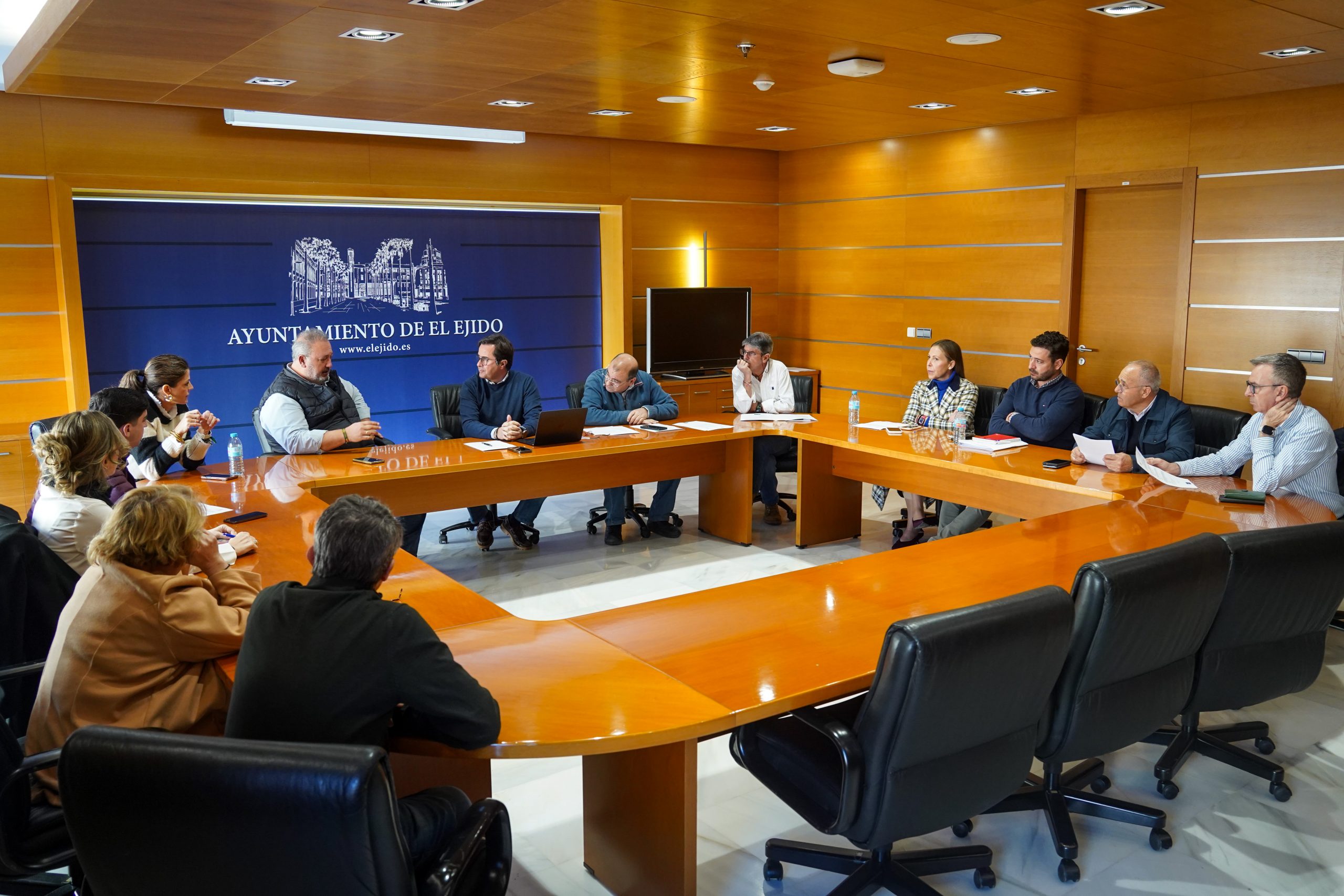 El Ayuntamiento aprueba la concesión de ayudas para los agricultores que sufrieron daños en las estructuras de sus invernaderos durante la DANA