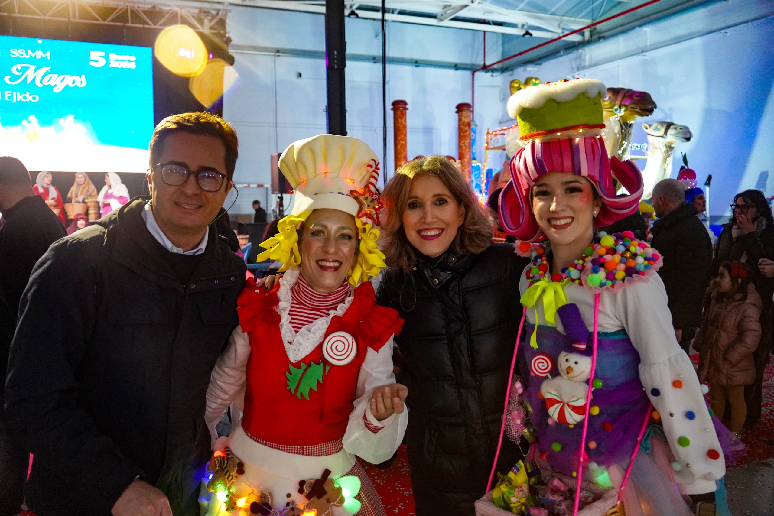 El Ejido vive una Cabalgata de Reyes muy cercana con Melchor, Gaspar y Baltasar repartiendo en mano los caramelos a los más pequeños