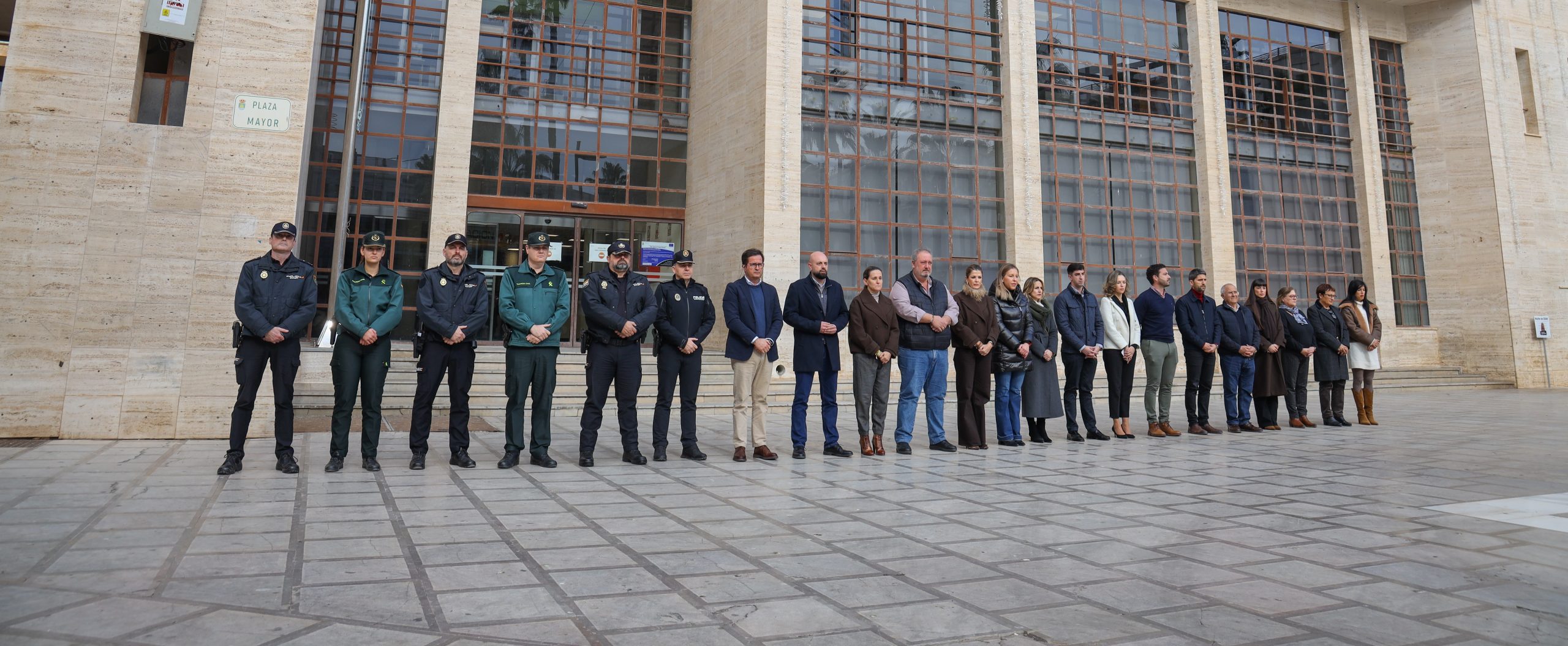 El Ejido guarda un minuto de silencio en memoria de las víctimas del trágico accidente ferroviario de Adamuz