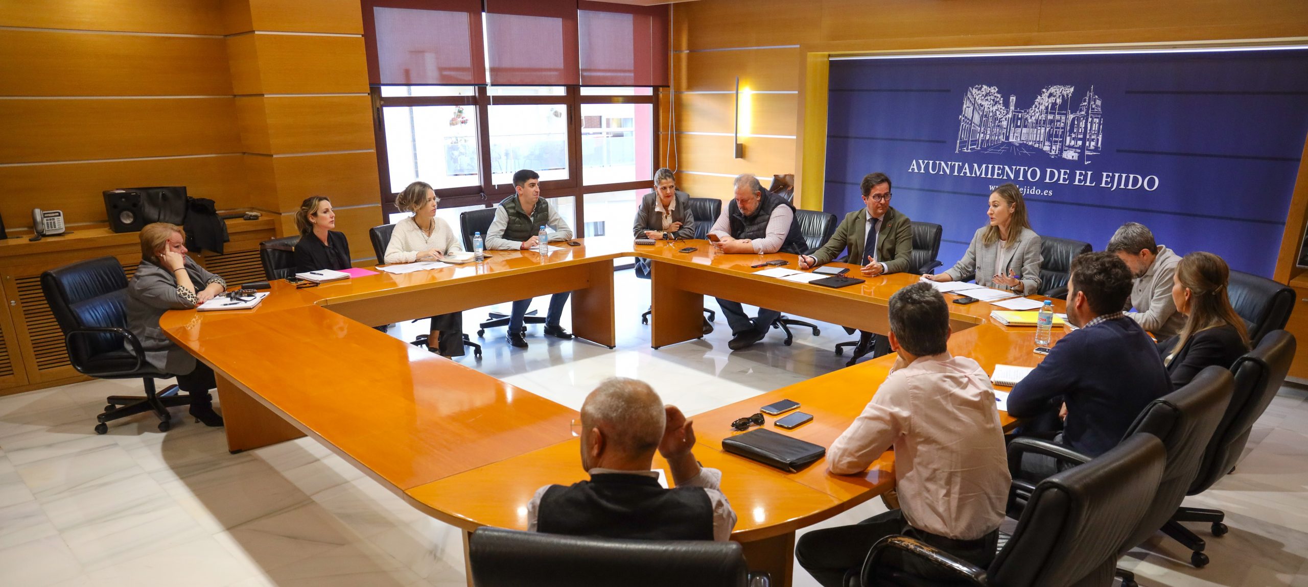 La Junta de Gobierno adjudica la reparación del alumbrado exterior de San Agustín y aprueba la dotación de vehículos nuevos para la Policía Local