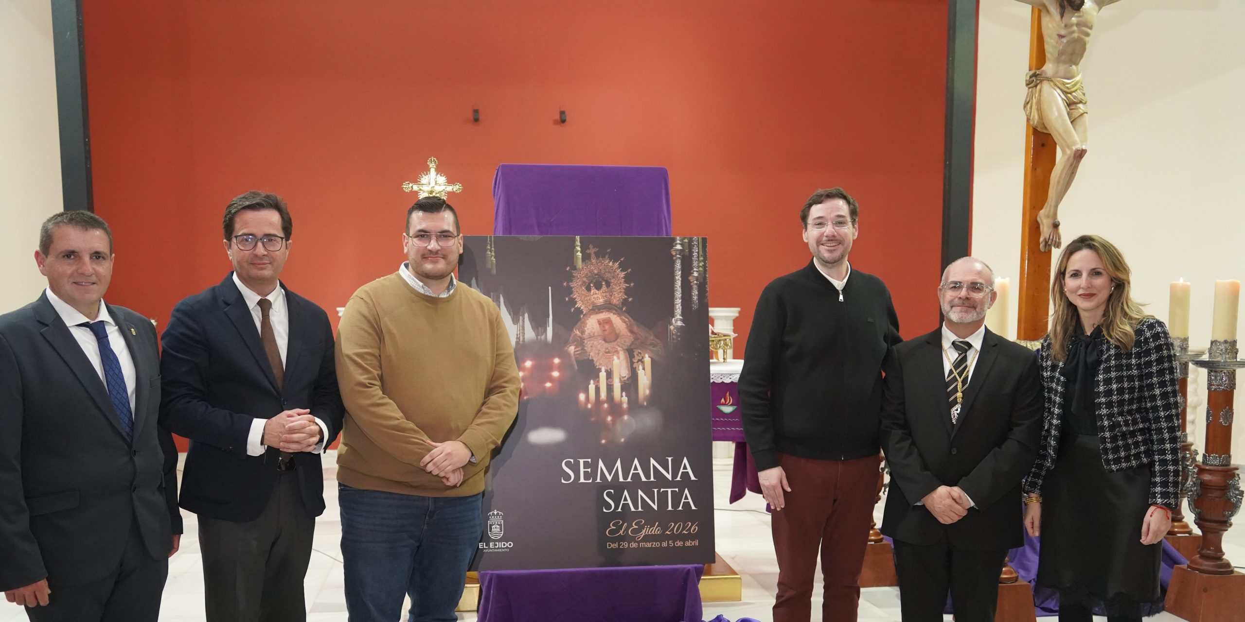 Una impactante imagen de la Virgen de los Dolores de Santa María del Águila, en su palio y con la candelaria encendida, protagoniza el cartel de la Semana Santa de El Ejido 2026