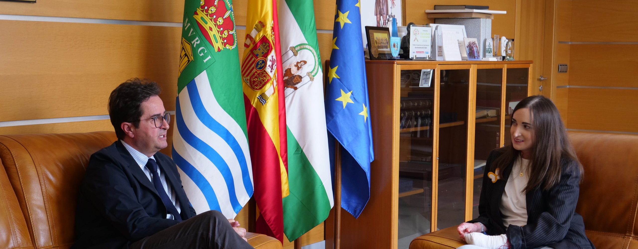 El alcalde se reúne con Patricia Lupión, primera ejidense con piel de mariposa que recibirá tratamiento con terapia génica para mejorar su calidad de vida