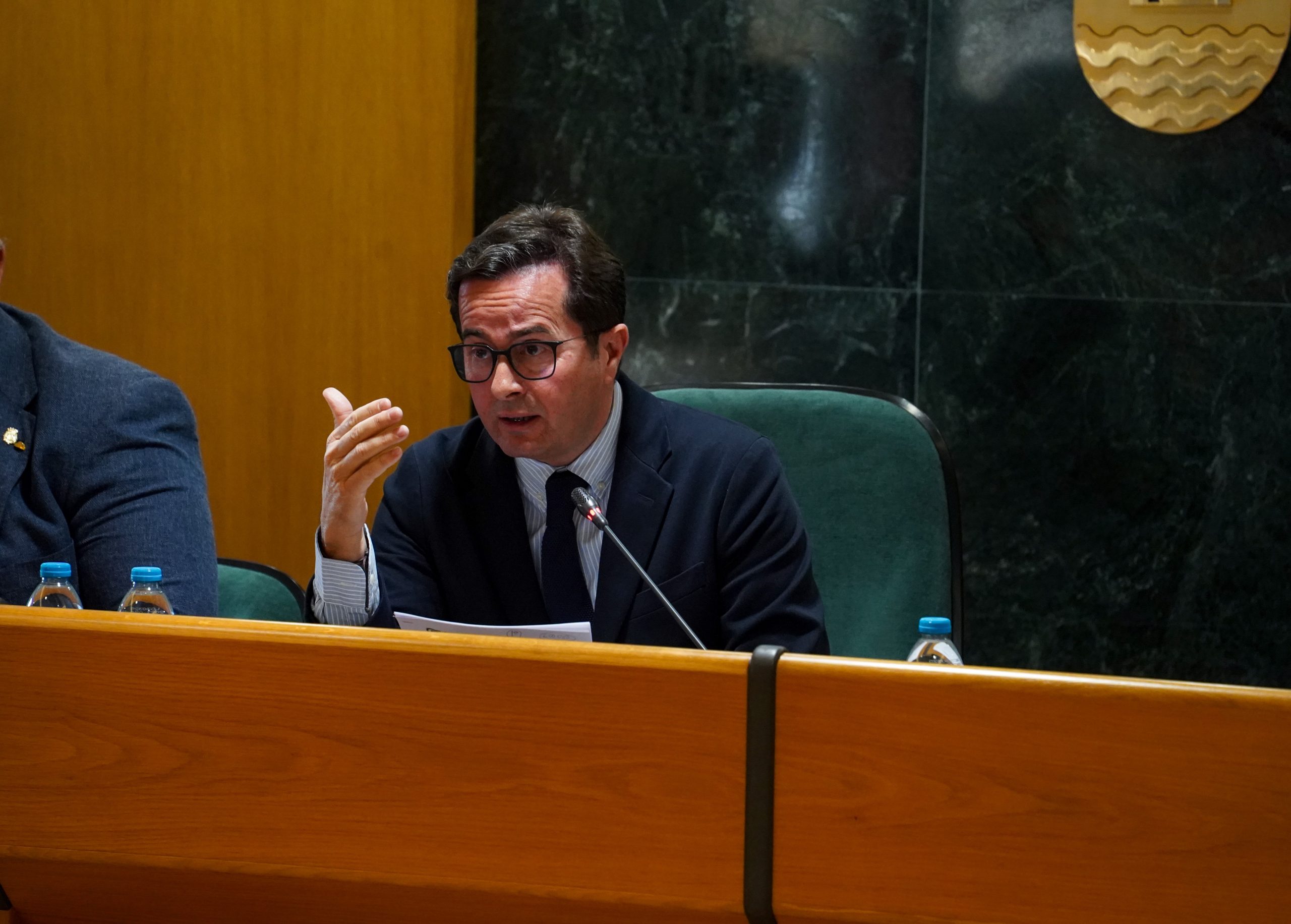 El Pleno rechaza la regularización extraordinaria de inmigrantes del Gobierno de España y defiende una política migratoria ordenada y acorde a la empleabilidad y capacidad de acogida de cada territorio