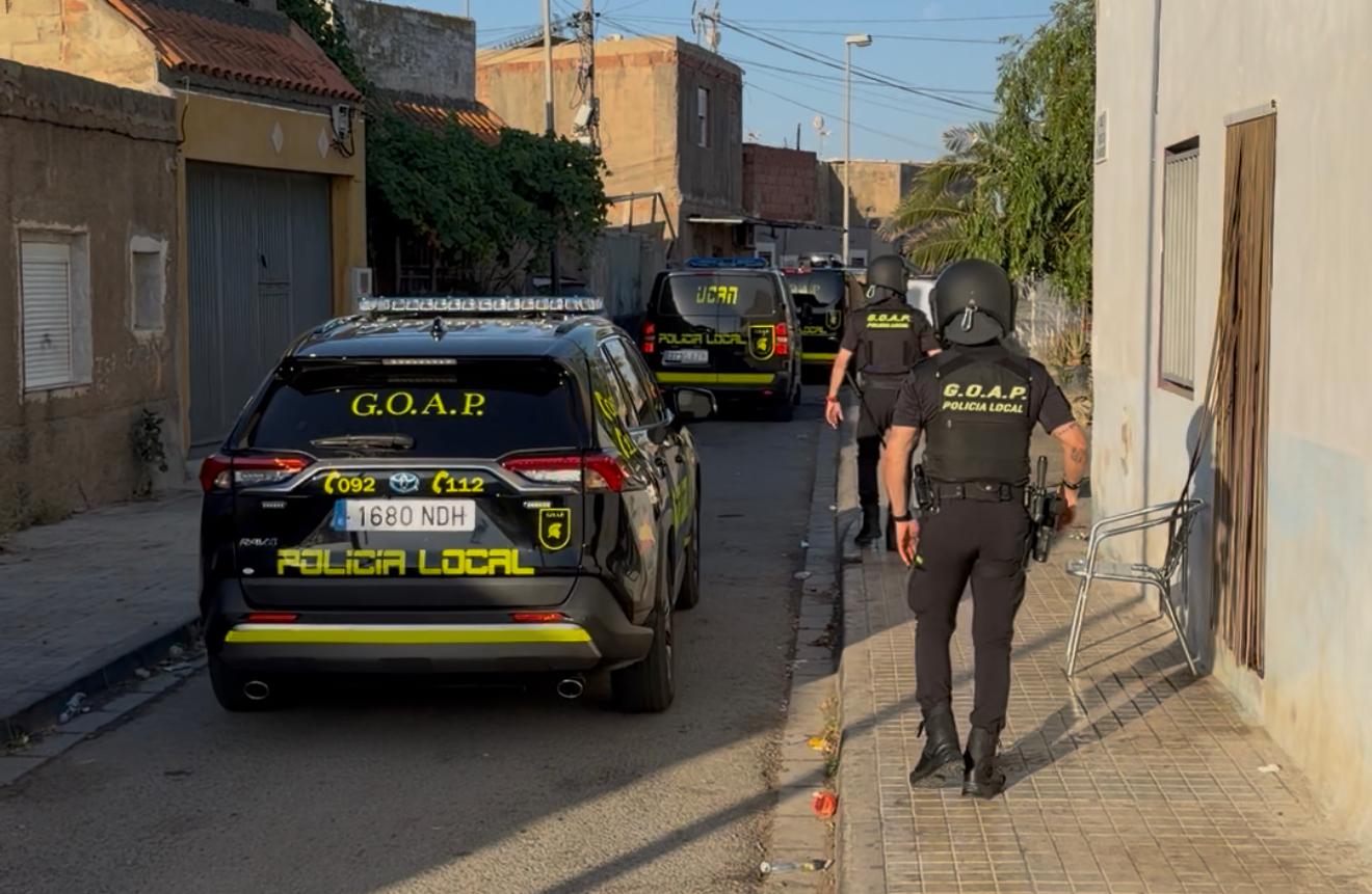 Amplio operativo de Policía Local que se salda con un centenar de intervenciones en materia de seguridad y salubridad en el Pozo de la Tía Manolica