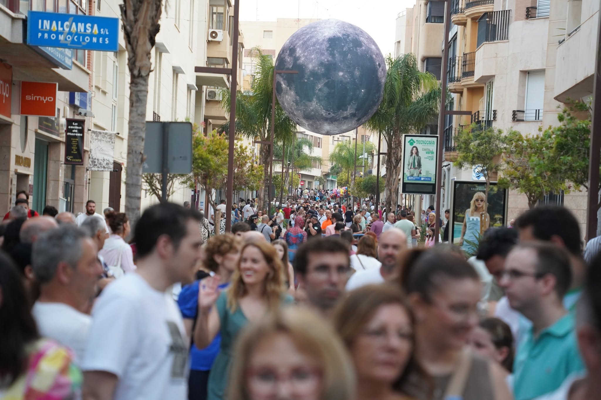 Miles de personas llenan las calles y plazas de El Ejido en una mágica ‘Noche en Blanco’