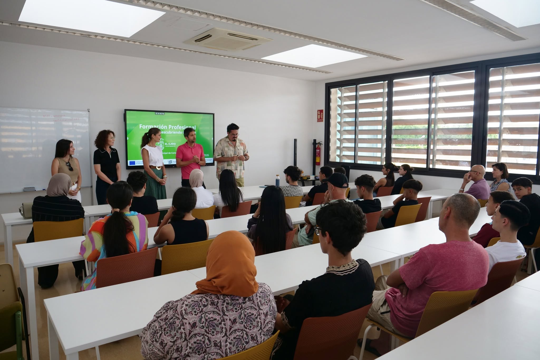 Una charla sobre Formación Profesional orienta al alumnado del Aula Municipal de Convivencia de El Ejido