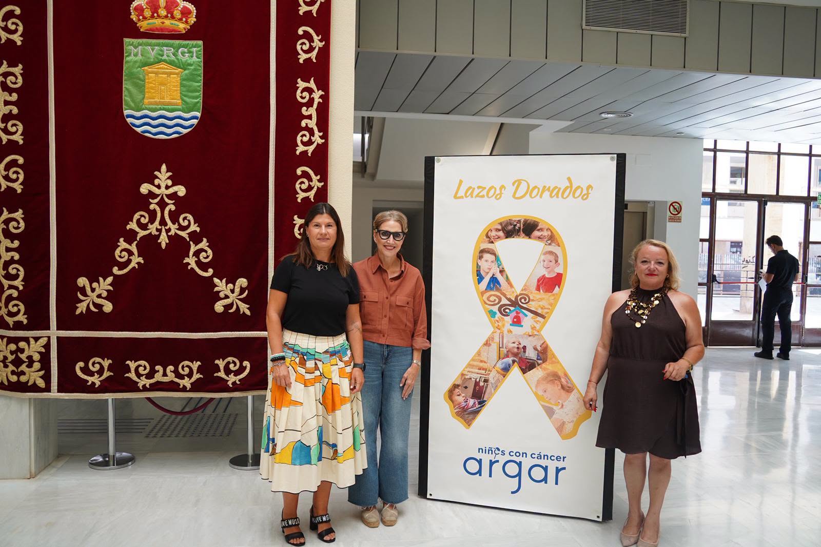 El Ejido se suma a la lucha de ARGAR contra el cáncer infantil con la colocación de un lazo dorado en el Ayuntamiento
