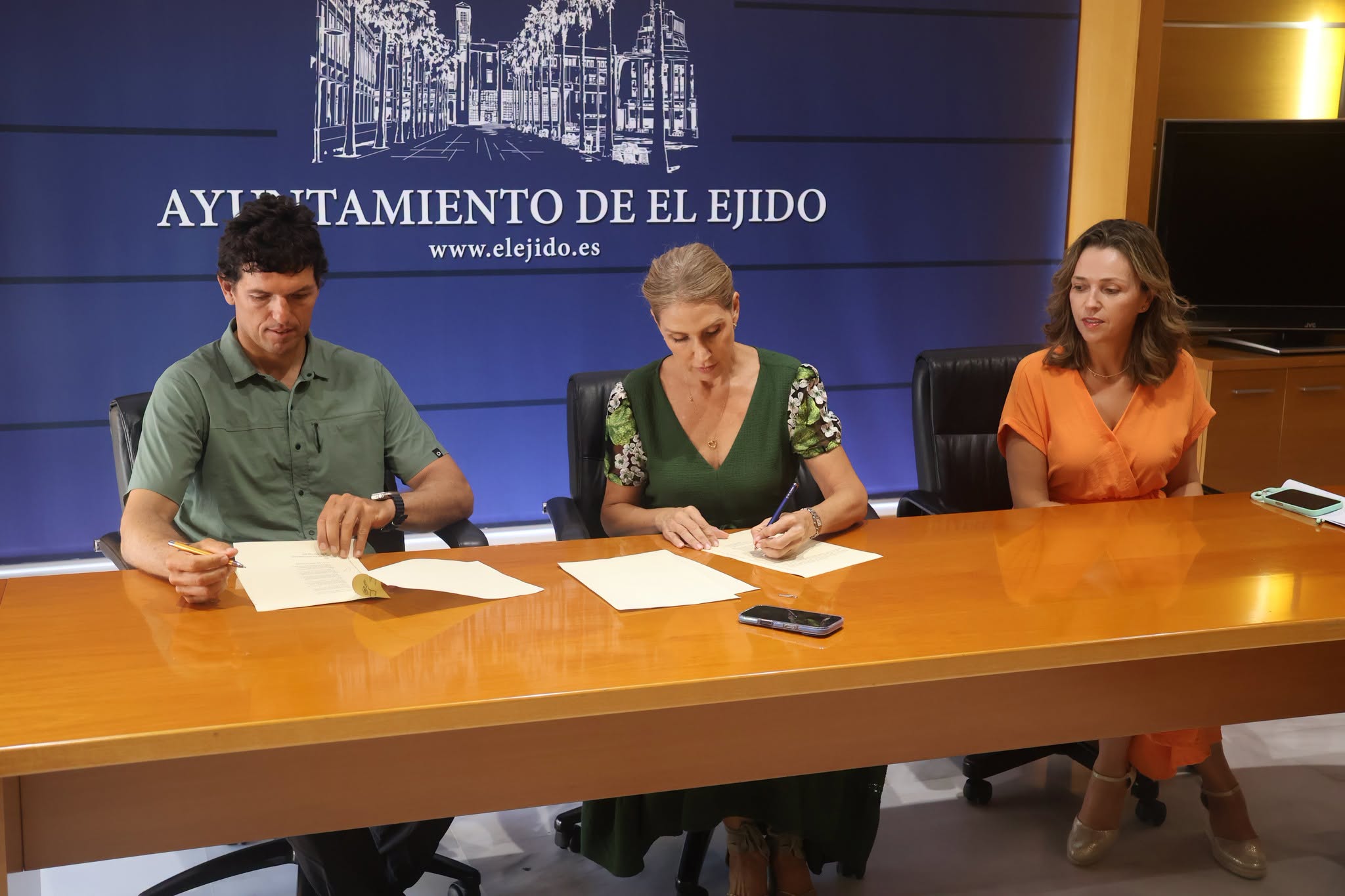 El tricampeón del mundo de Windsurf, Víctor Fernández, renueva el Convenio de Patrocinio con el Ayuntamiento