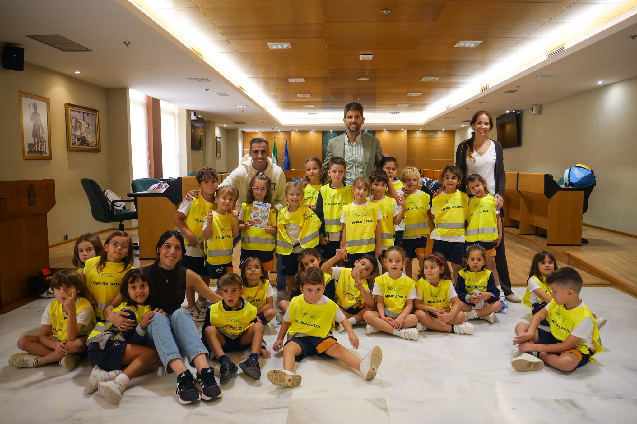 Los alumnos de Primero de Primaria del colegio SEK visitan el Ayuntamiento, Radio Ejido y la Jefatura de la Policía Local.