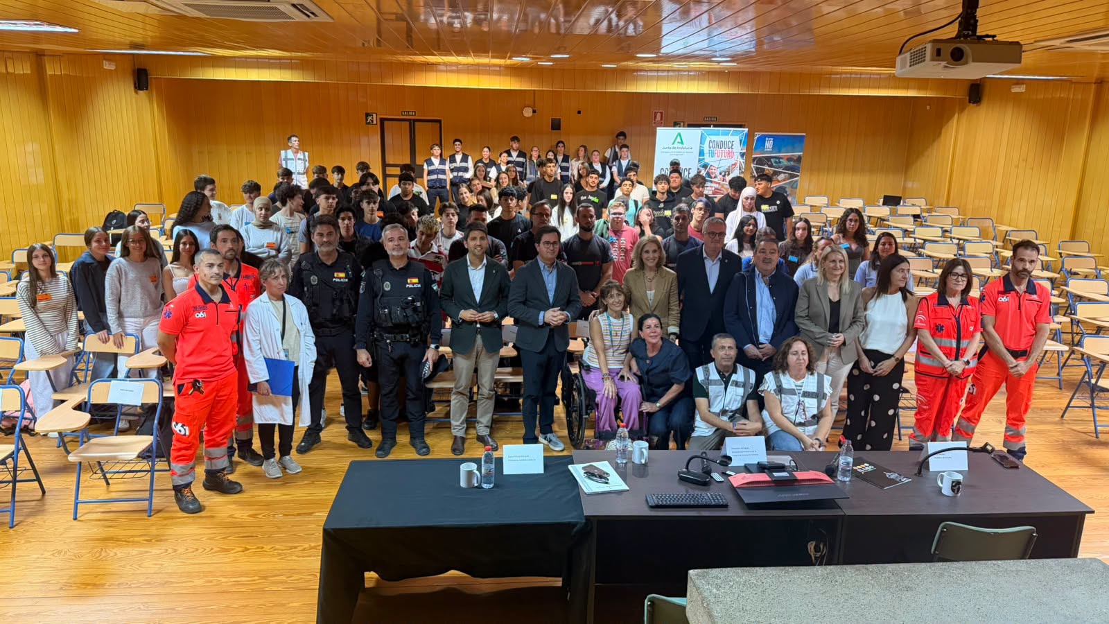 La Consejería de Presidencia, Sanidad y Emergencias de la Junta de Andalucía ha llevado a cabo hoy en el IES Santo Domingo de El Ejido la iniciativa ‘Conduce tu futuro’, dirigida a jóvenes estudiantes para fomentar decisiones responsables en la conducción